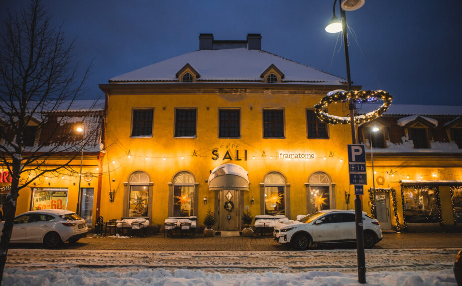 Cafe Sali kuvattuna illalla ulkoapäin.