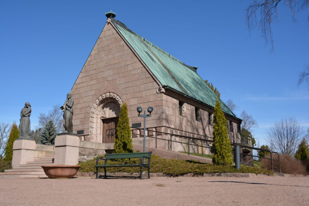 Alfred Kordelin's chapel from the front during the spring