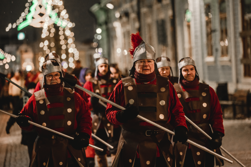 Jouluevangeeljumin sotilaita kävelemässä Kauppakadulla