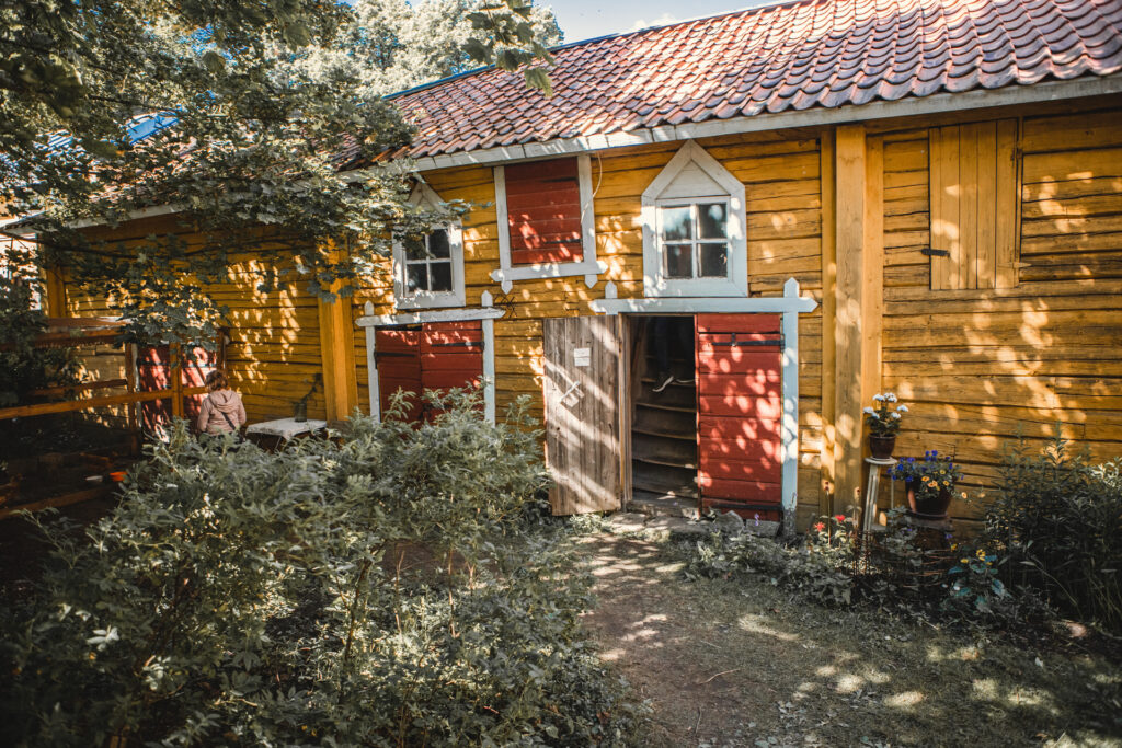 A yellow building in Old Rauma during the summer