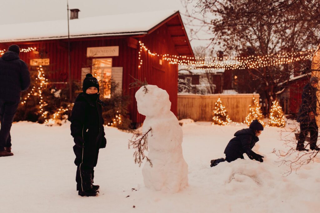 Lapsia rakentamassa lumiukkoa Tammelan tonttumaassa