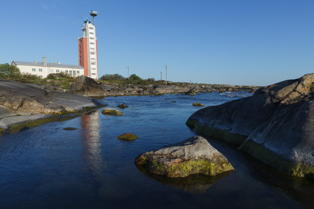 Kylmäpihlajan majakka heijastuu vedenpinnasta.