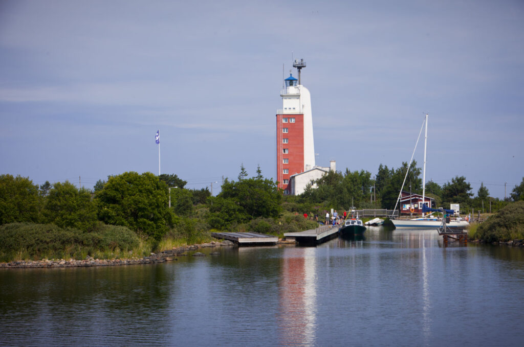 The lighthouse and harbour basin of Kylmäpihlaja on a sunny summer's day.