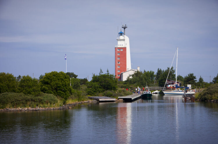 The lighthouse and harbour basin of Kylmäpihlaja on a sunny summer's day.