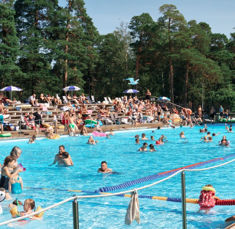 People enjoying their time at Makis outdoor swimming pool