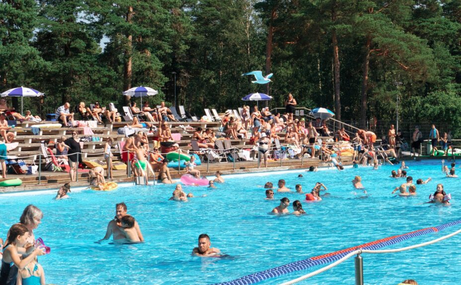 Ihmisiä uimassa Rauman maauimalassa.