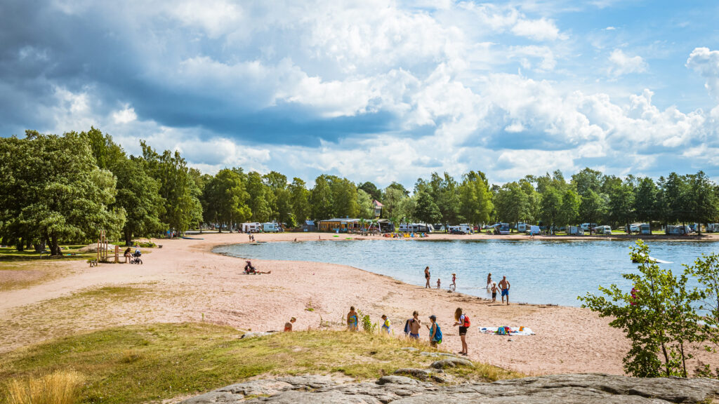 Otanlahden uimarannalla on ihmisiä nauttimassa aurinkoisesta säästä.