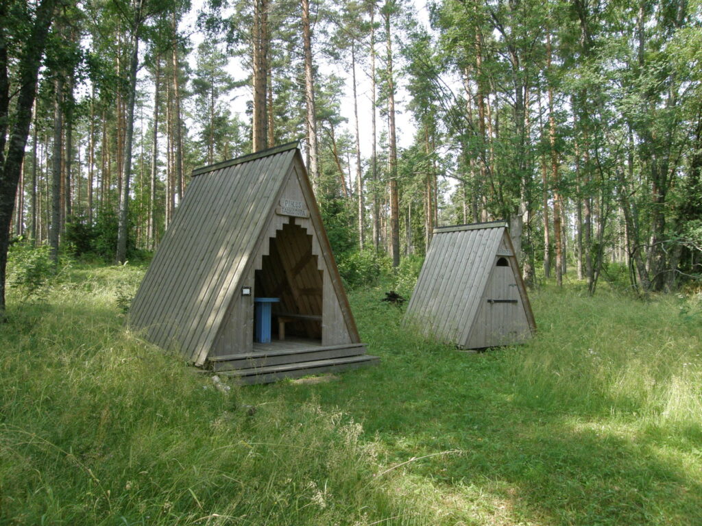 Resting shelters for tourists in Pihlus