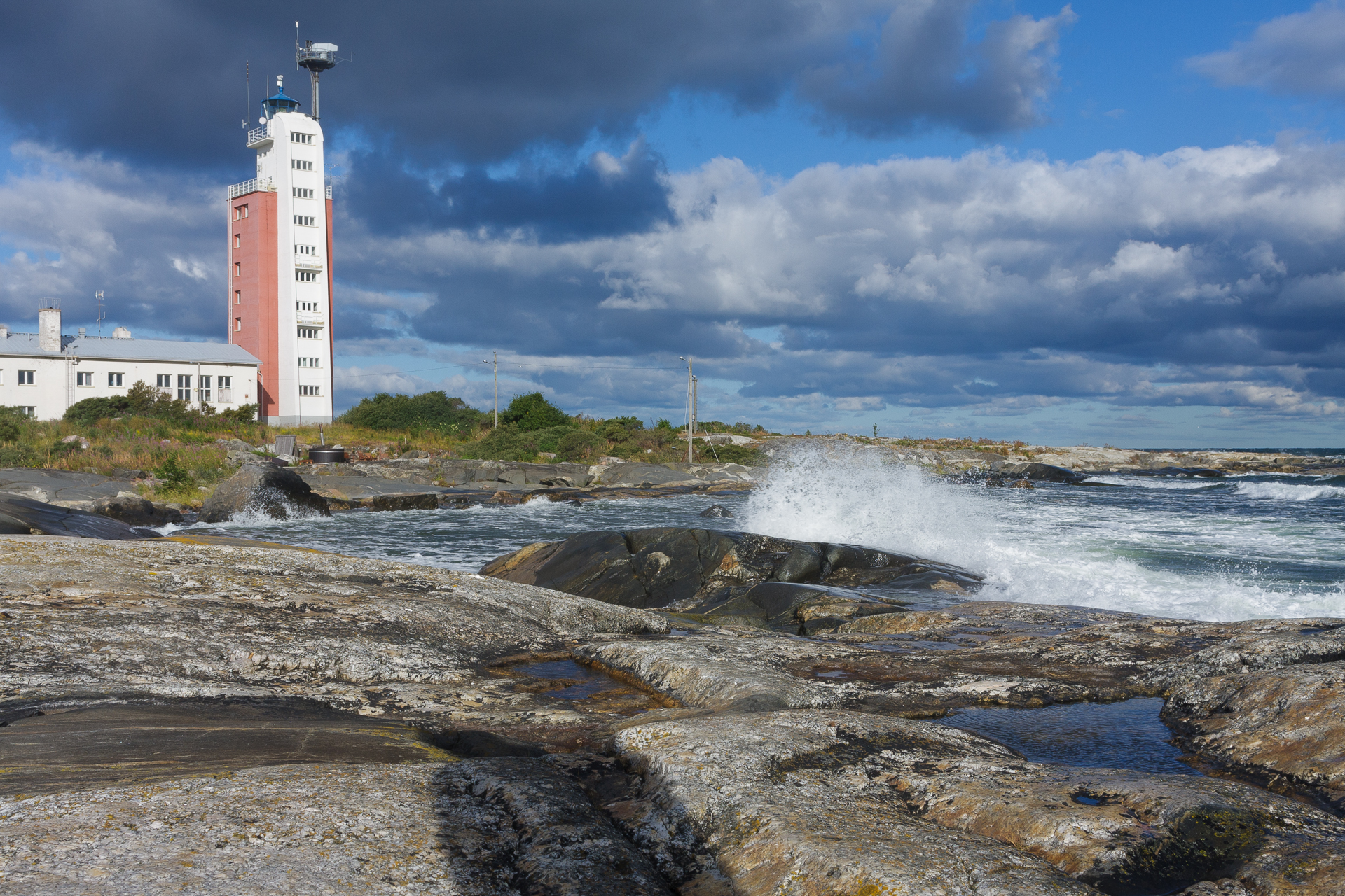 Kylmäpihlajan majakkasaaren kallioihin lyö aallot.