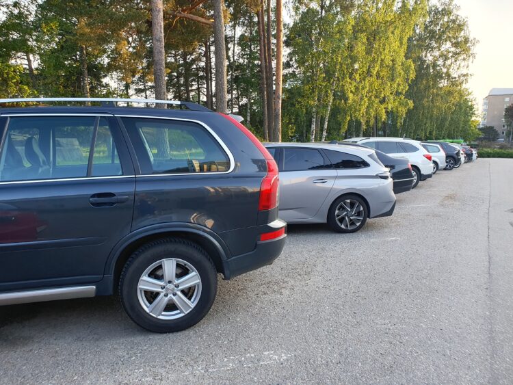 Cars parked in Kalliokatu.