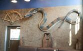Gastrobar Wanha Krouvi. Käärmekoriste seinällä.