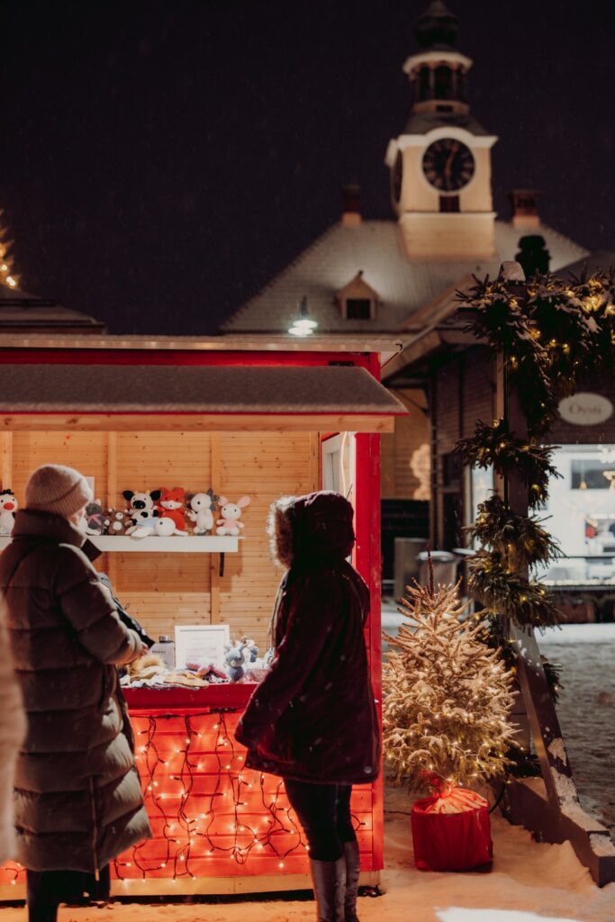 Two customers at the Christmas market booth in Rauma.
