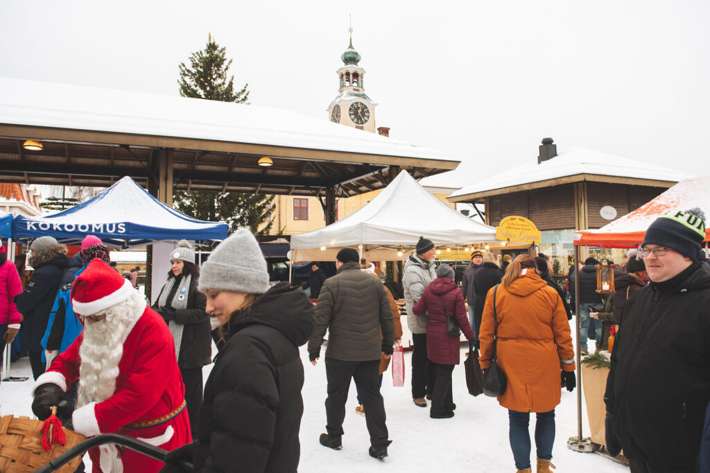 People at the snowy Market Square.