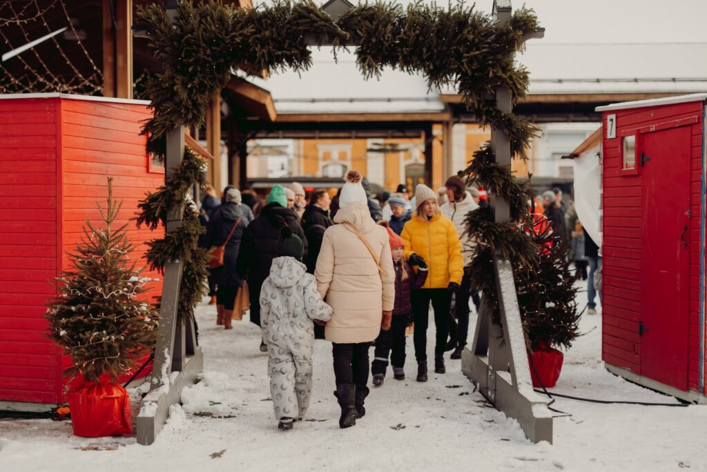 Ihmisiä kävelemässä Rauman Joulutorin portista.