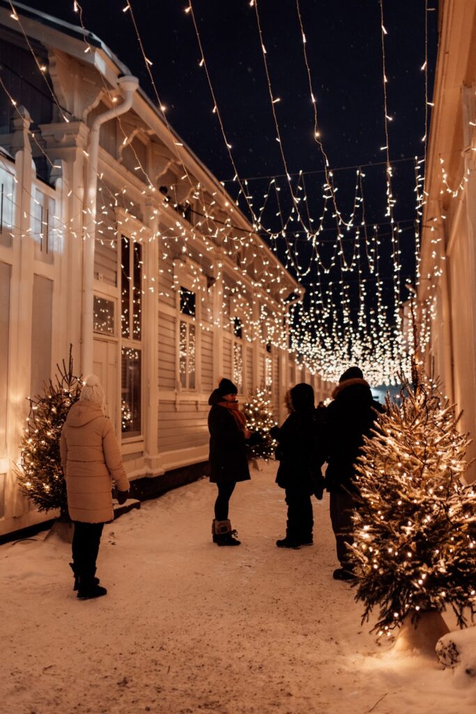 People on the Christmas Tree Alley in Vähäraastuvankatu.