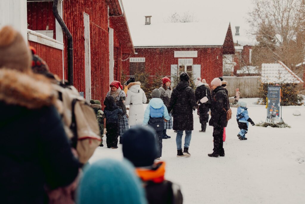 Children and adults visiting at the Christmas Elf Courtyard in Tammela.