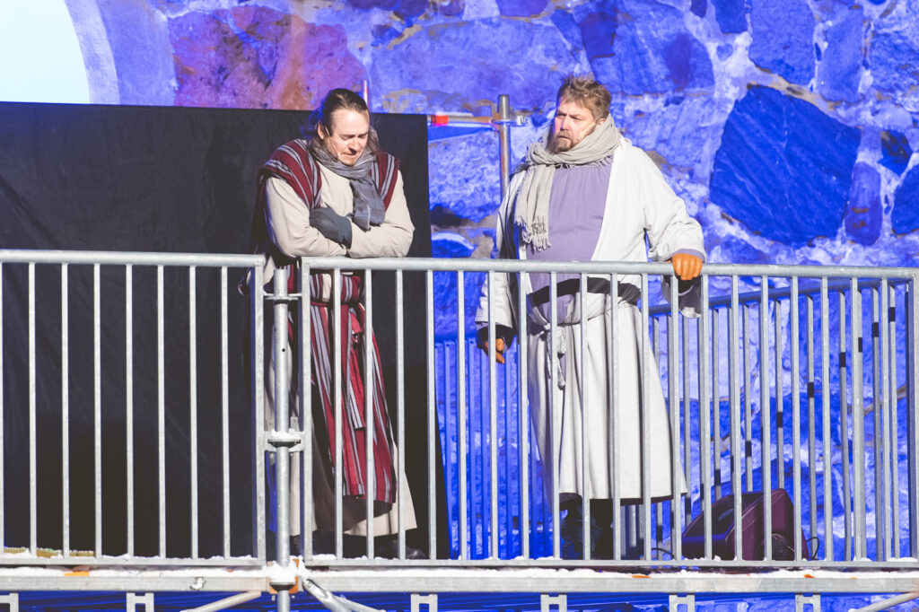 Joulevangeeljum-musiikkinäytelmän esiintyjiä kirkon lavalla.