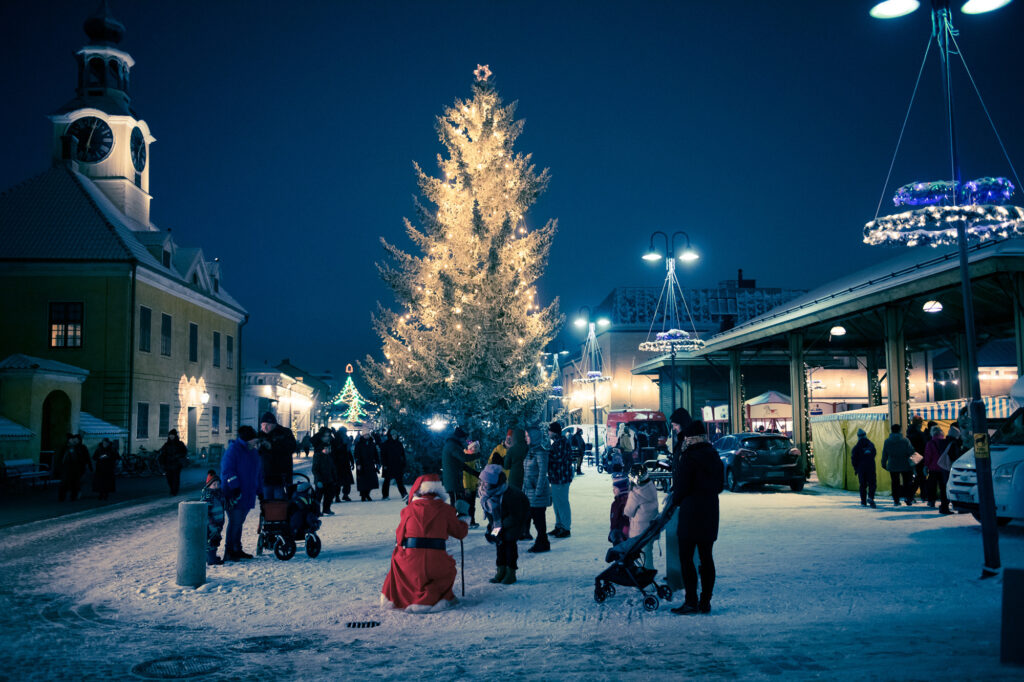 Joulupukki ja ihmisiä lumisella Kauppatorilla.