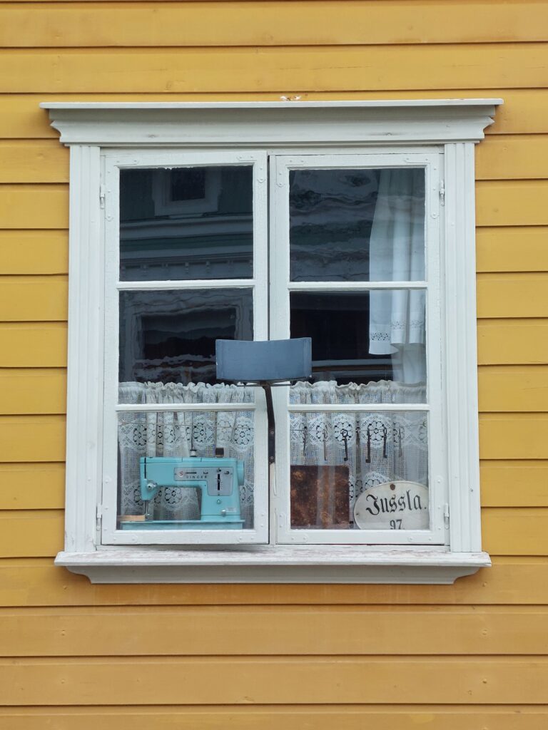 Juorupeilit Vanhan Rauman talon ikkunassa.