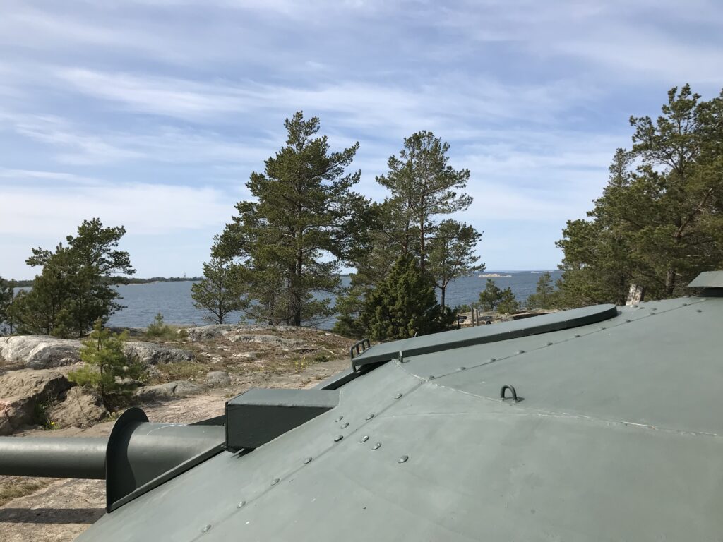 Kuuskajaskari's cannon from the side, sea in the background