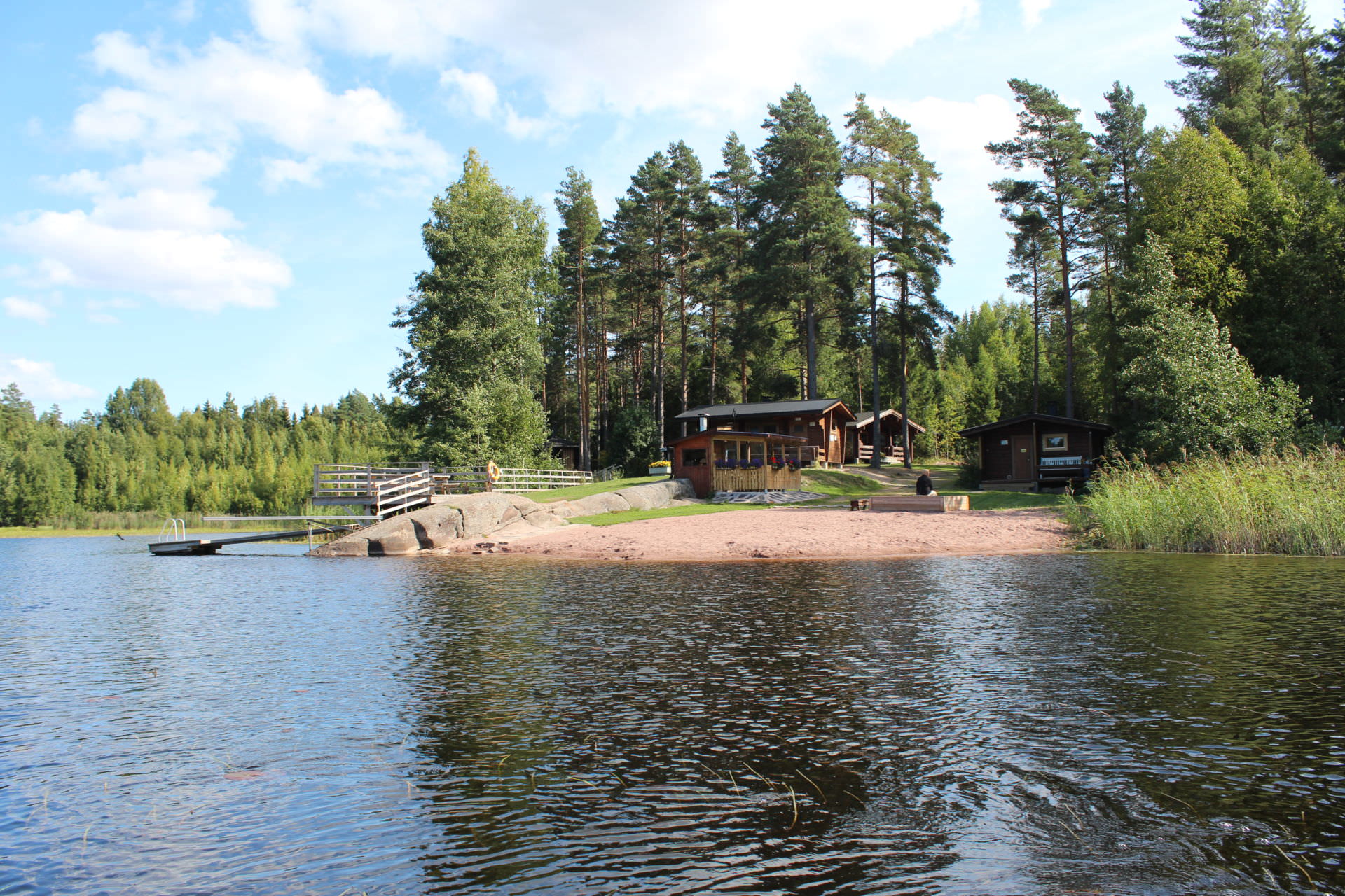 Noitajärven rantasauna ja hiekkaranta.