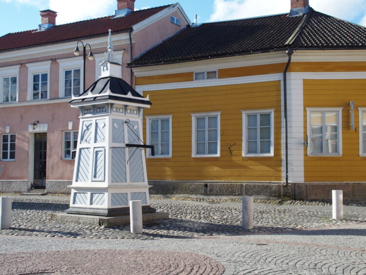 Rauma Art Museum and a well in Hauenguano.