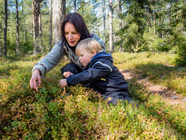 Nainen ja lapsi metsässä.