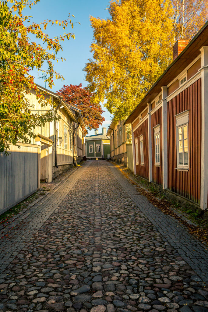 Syksyinen katunäkymä Vanhassa Raumassa.