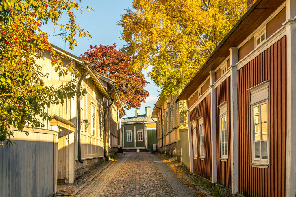 Syksyinen katunäkymä Vanhassa Raumassa.