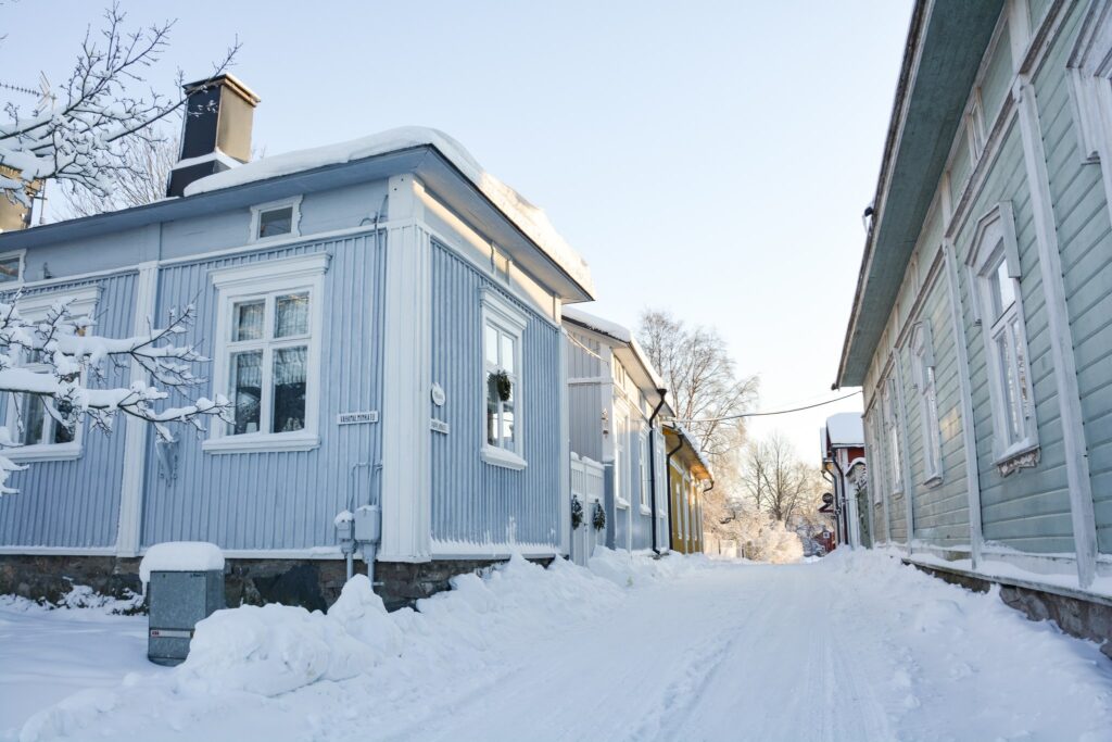 Talvella luminen katu Vanhassa Raumassa.