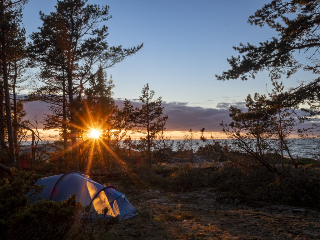 Telttailua ilta-auringossa Rauman saaristossa