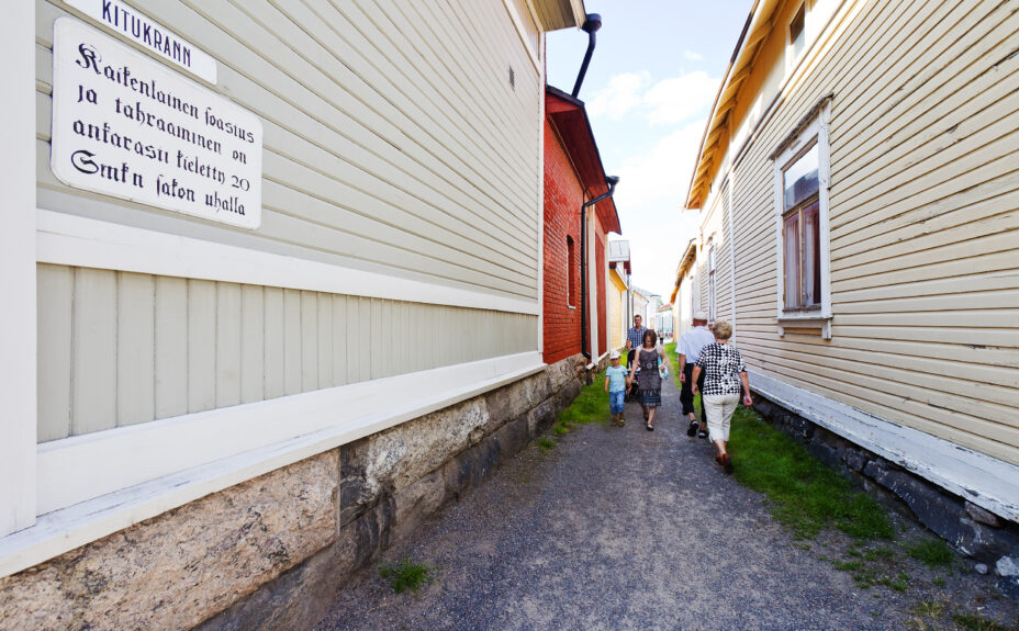 A sign warning of fines and people walking in Kitukränn.