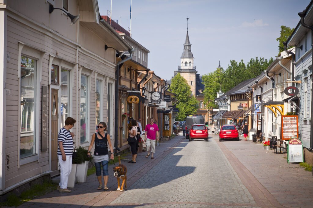 People in Kuninkaankatu during the summer.