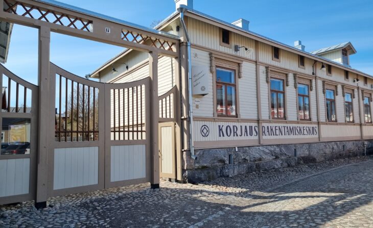 Vanhan Rauman korjausrakentamiskeskus Tammelan rakennus ja portti.