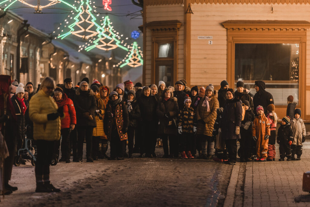 A crowd of people in front of Old Rauma marketplace