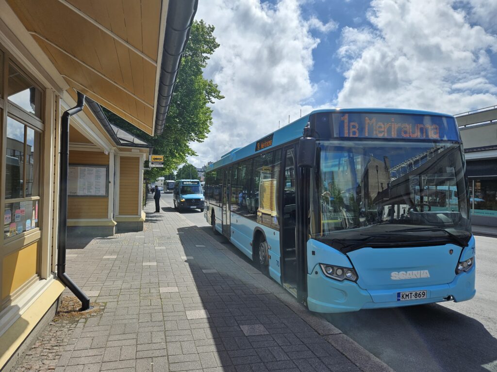 Local bus at Savilanpuisto.