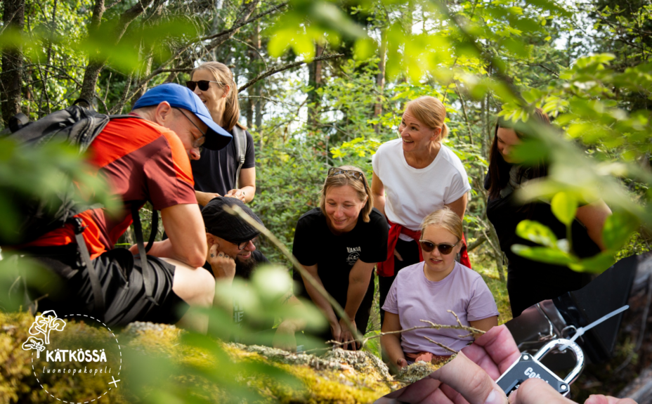 Kätkössä luontopakopeliin osallistujia.