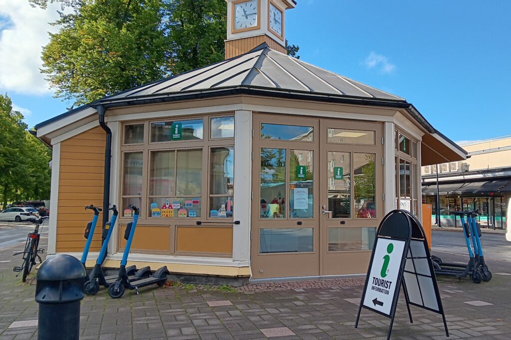 Rauma Tourist Information Office located next to the Savilanpuisto park.