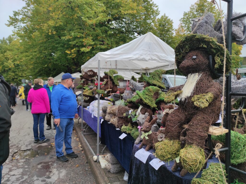 Tuotteita myynnissä kojussa Rauman Silakkamarkkinoilla.