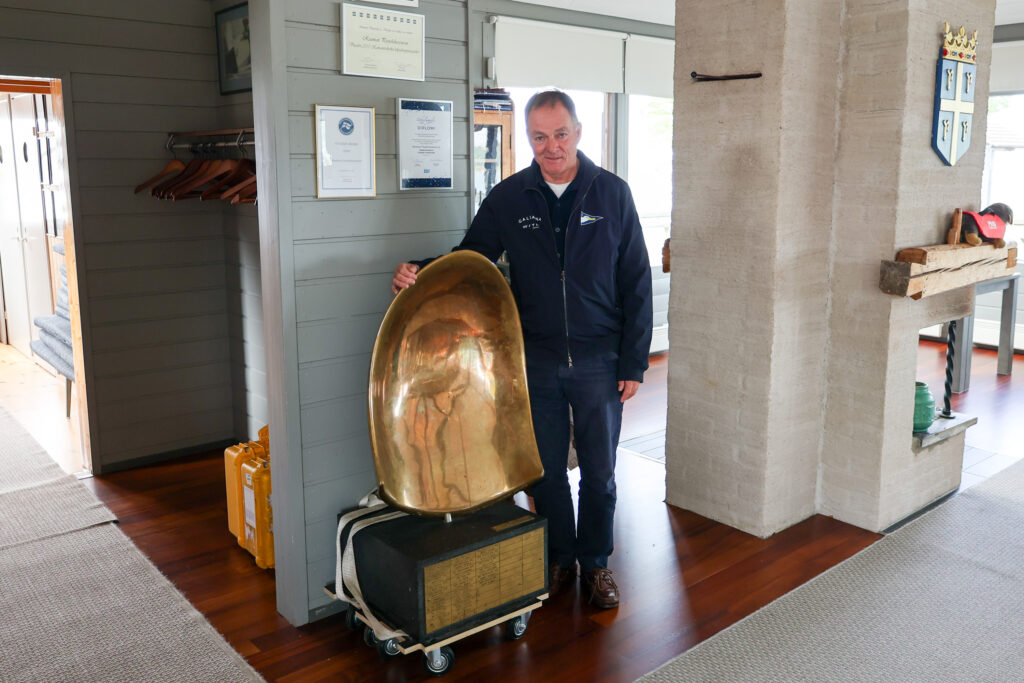 Tapio Lehtinen and the Rauma Sea Race’s over 400-kilogram rotating trophy made of bronze and granite.