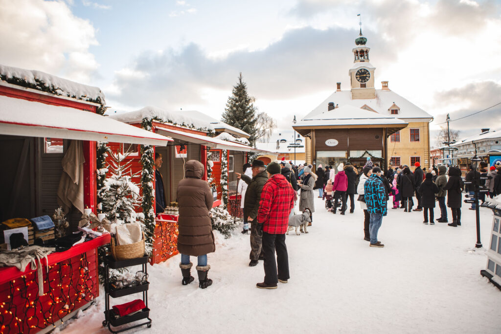 People in Rauma's Christmas Market.