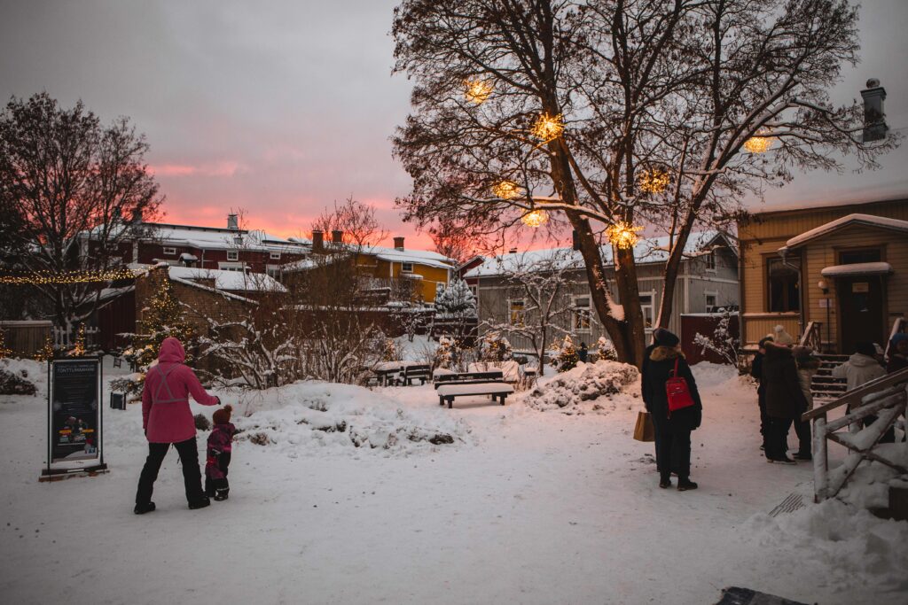 Punertava iltataivas Tammelan tonttumaassa.