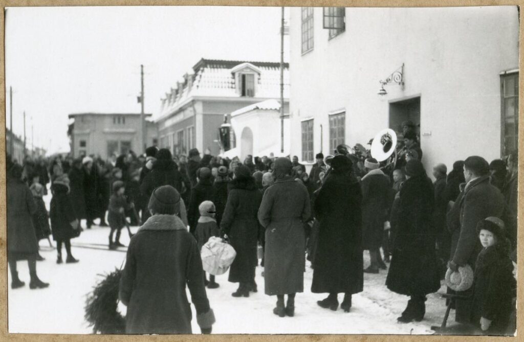 Ihmisiä joulurauhanjulistuksessa Raumalla vuonna 1935.