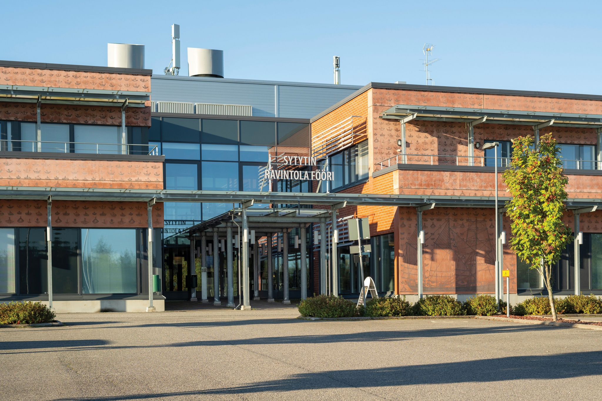 Technology center Sytytin's and restaurant Fööri's main entrance.