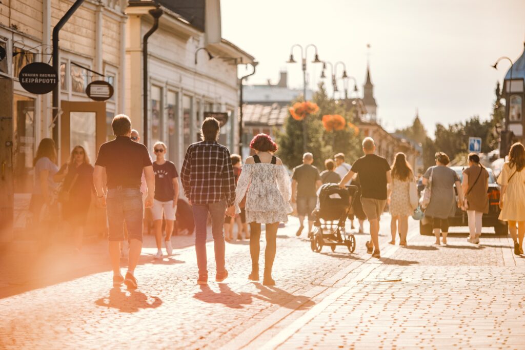 Ihmisiä kadulla kesäisessä Vanhassa Raumassa.