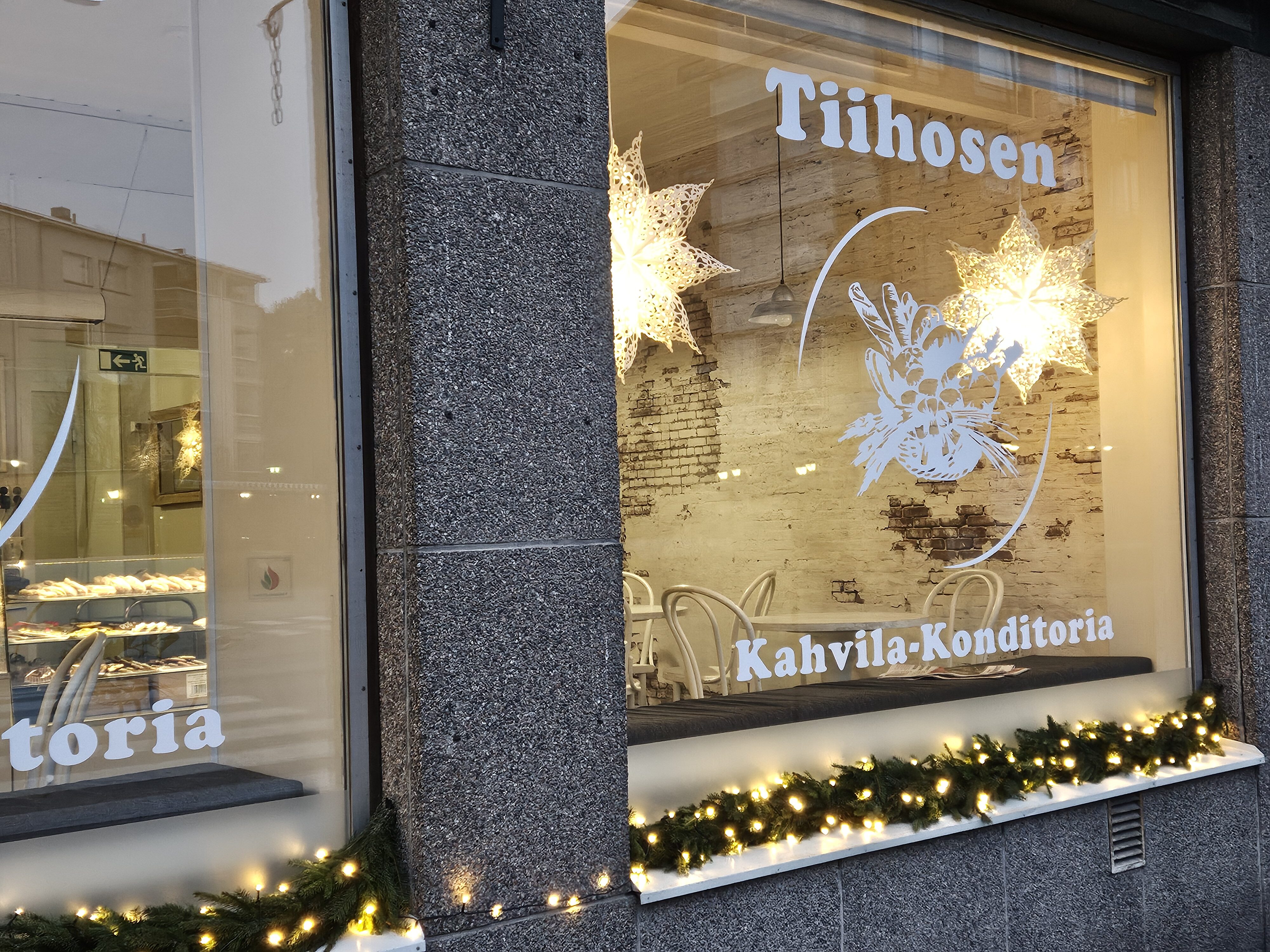 Tiihosen kahvilan näyteikkuna.