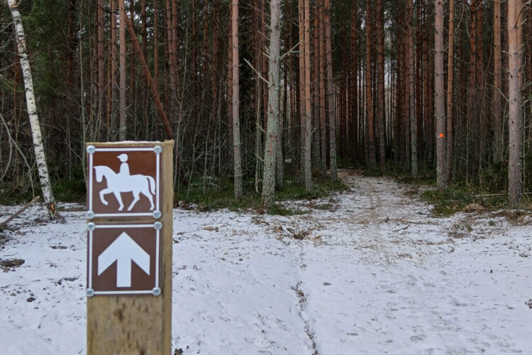 Metsäpolku ja ratsastusreitti-merkki.