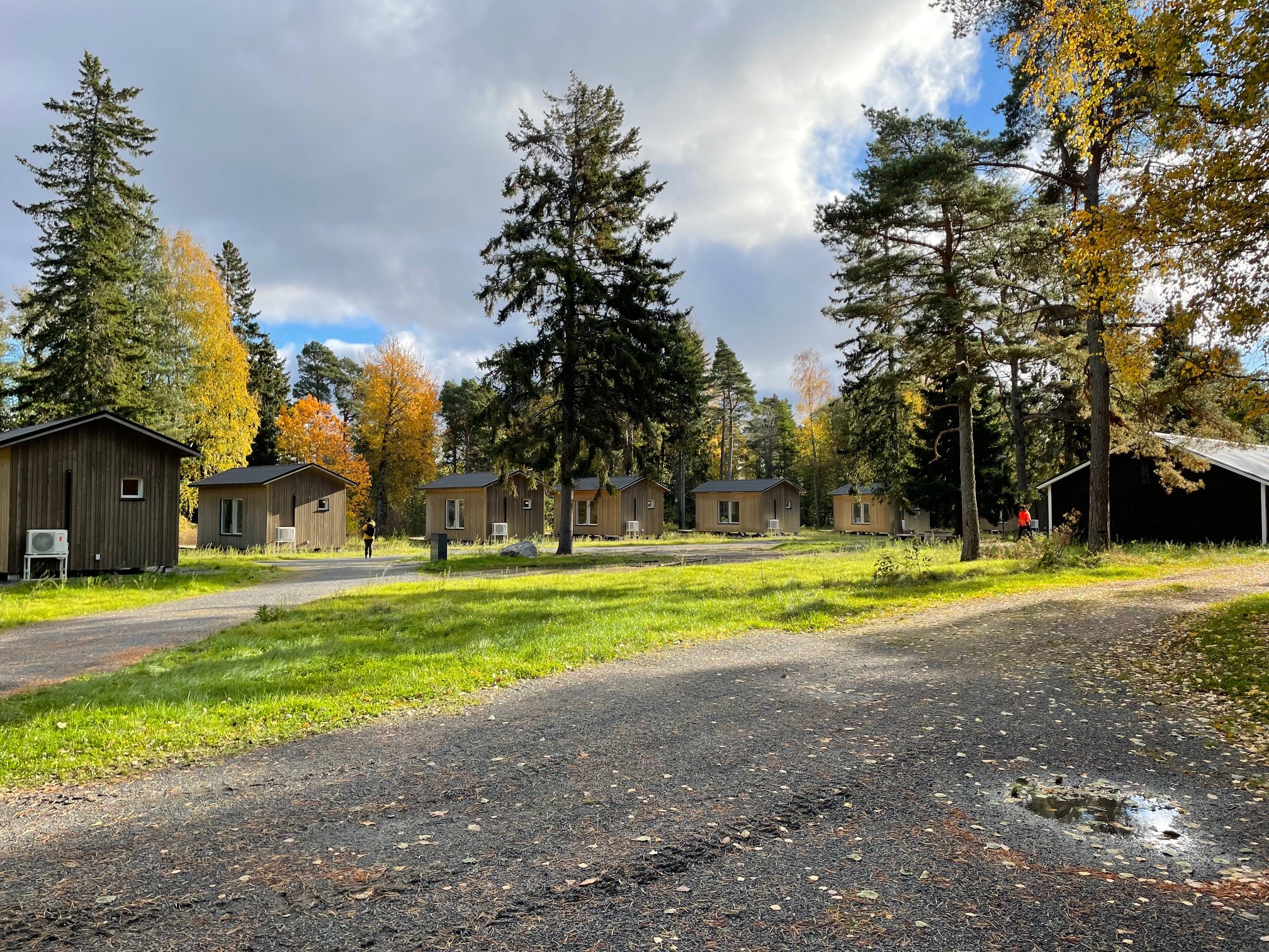 Kuvassa Kuuskajaskarin mökit