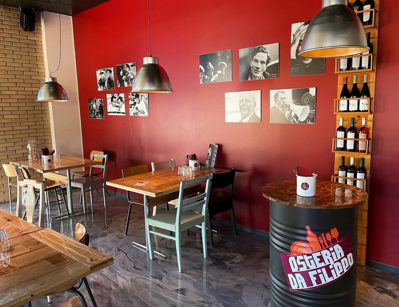 Chairs and tables in restaurant Osteria da Filippo.